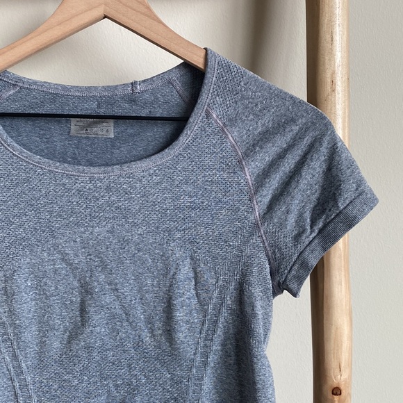 Athleta Ruched Short Sleeve Workout Top Sz small - Picture 3 of 6